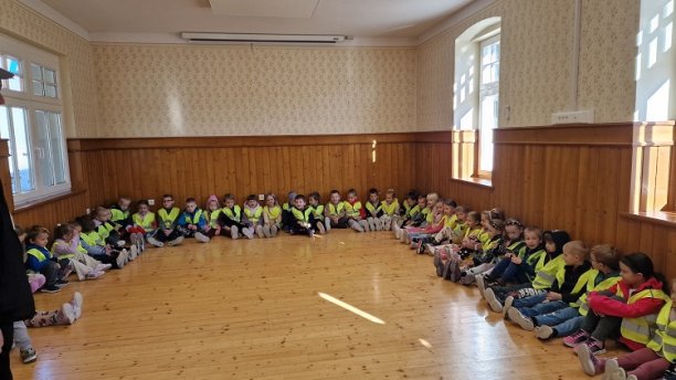 KO PRETEKLOST OŽIVI: PRED&Scaron;OLSKI OTROCI IZ VRTCA ZREČE NA OBISKU PRI ZRE&Scaron;KEM MUZEJSKEM VLAKU