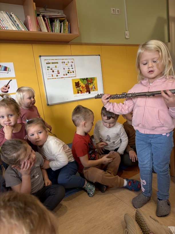 MESEC GLASBIL PRI ERIKI IN LEJI