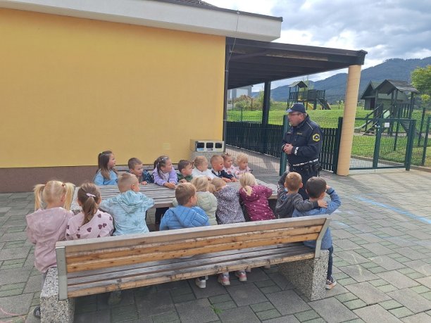 OBISK POLICISTA V NA&Scaron;EM VRTCU