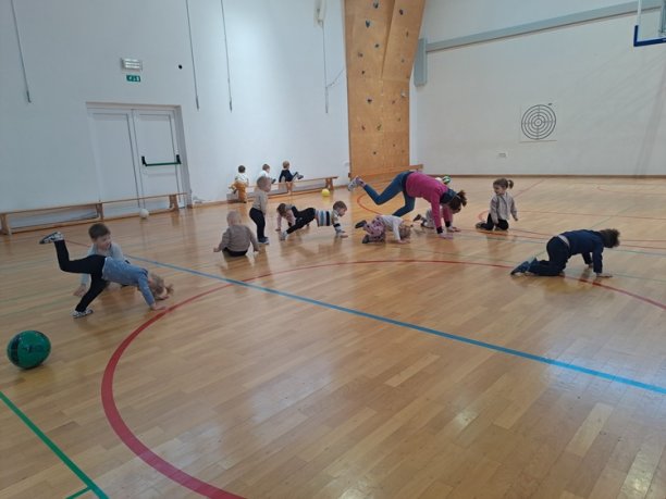 TELOVADNICA POLNA SMEHA IN GIBANJA