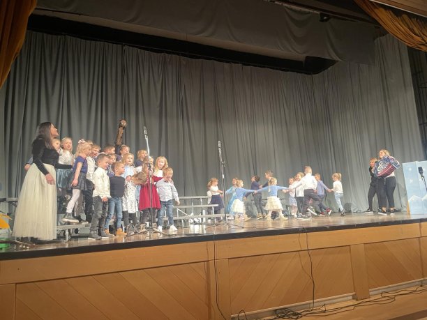 PEVCI IN FOLKLORNIKI IZ VRTCA ZREČE SO POTOVALI SKOZI ŠTIRI LETNE ČASE…