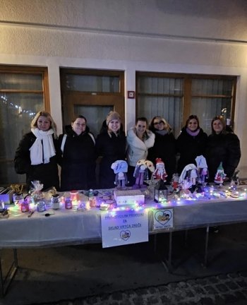 PRAZNIČNA STOJNICA VRTCA ZREČE NA SREČNI PLO&Scaron;ČADI