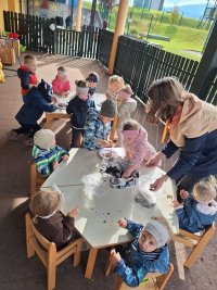 DIŠEČA JESENSKA DOGODIVŠČINA – PEKA KOSTANJA V VRTCU STRANICE