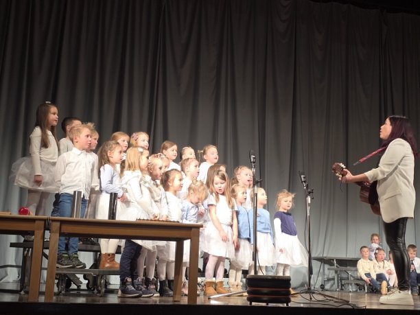 PEVCI IN FOLKLORISTI SO ZAPELI IN ZAPLESALI V PREDSTAVI &raquo;POD TO GORO  ZELENO&laquo;